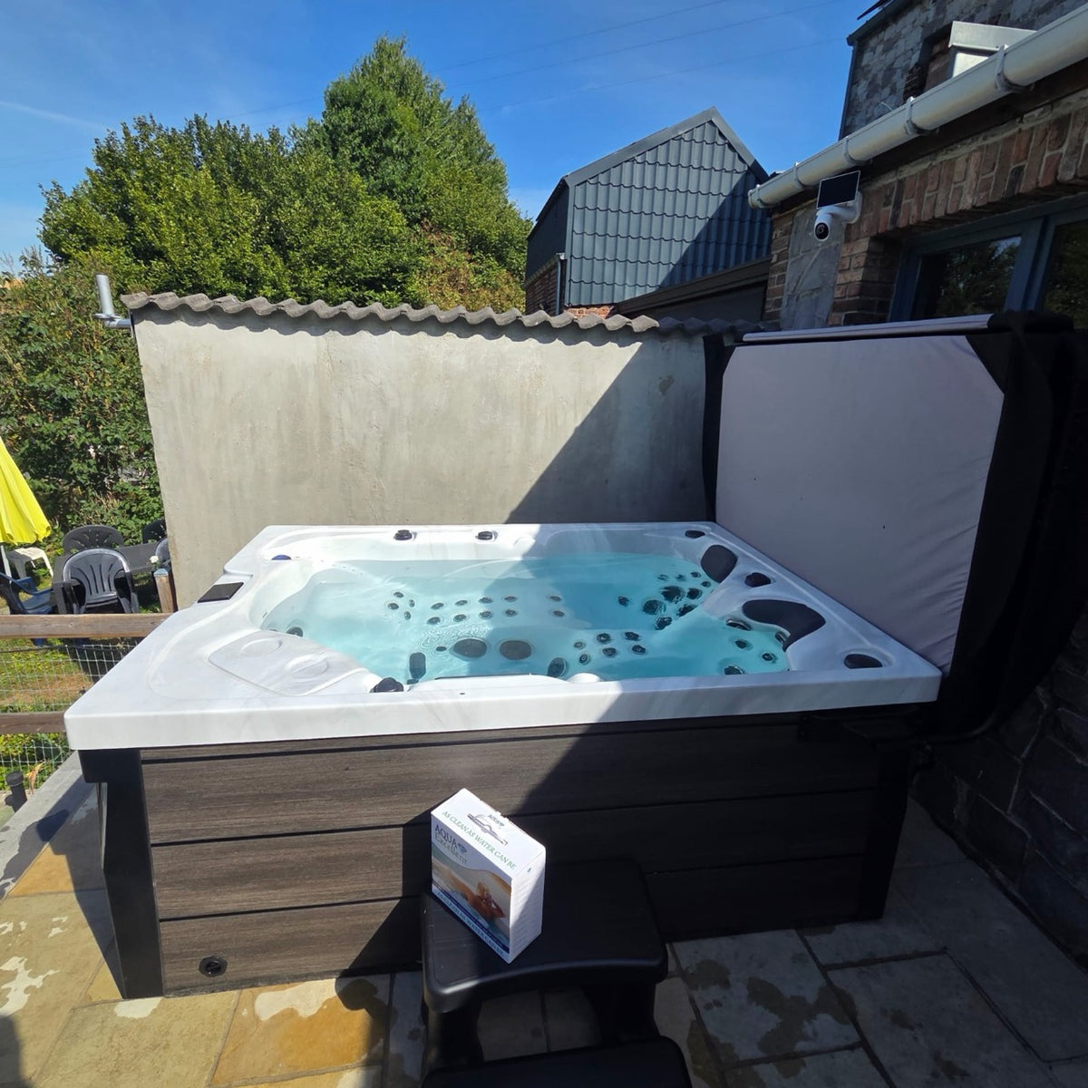 Spa installé sur une terrasse en pierre