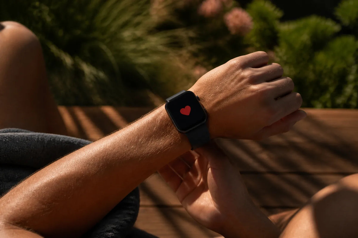 Barrel 250 - sauna exterior de 6-8 plazas con un primer plano de un reloj inteligente que solo muestra un símbolo de corazón rojo