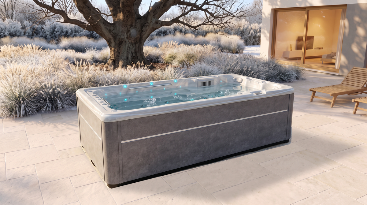 SwimFlow Odyssey en eau sur une terrasse bordée d’un jardin givré.